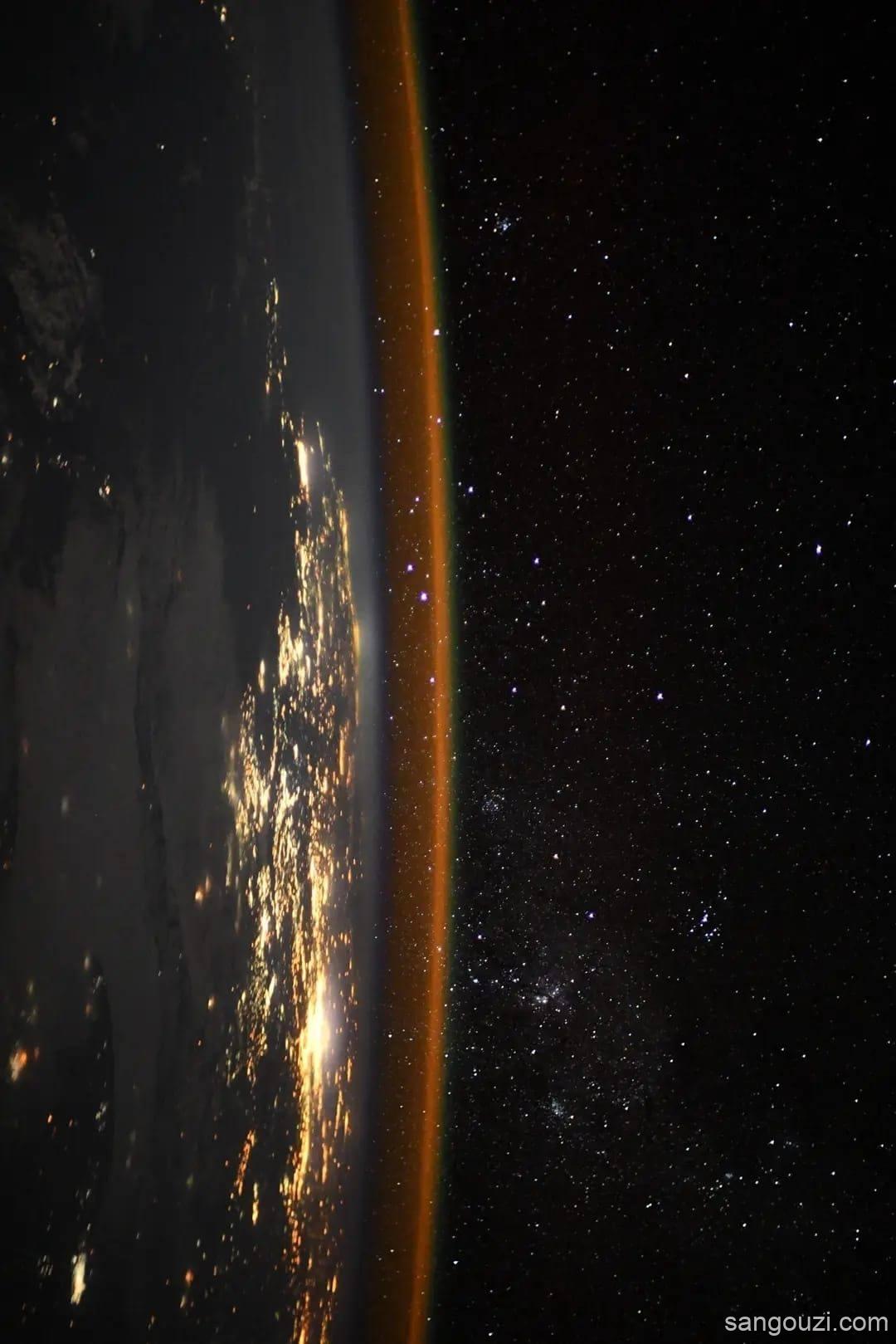 从国际空间站看到的夜晚地球