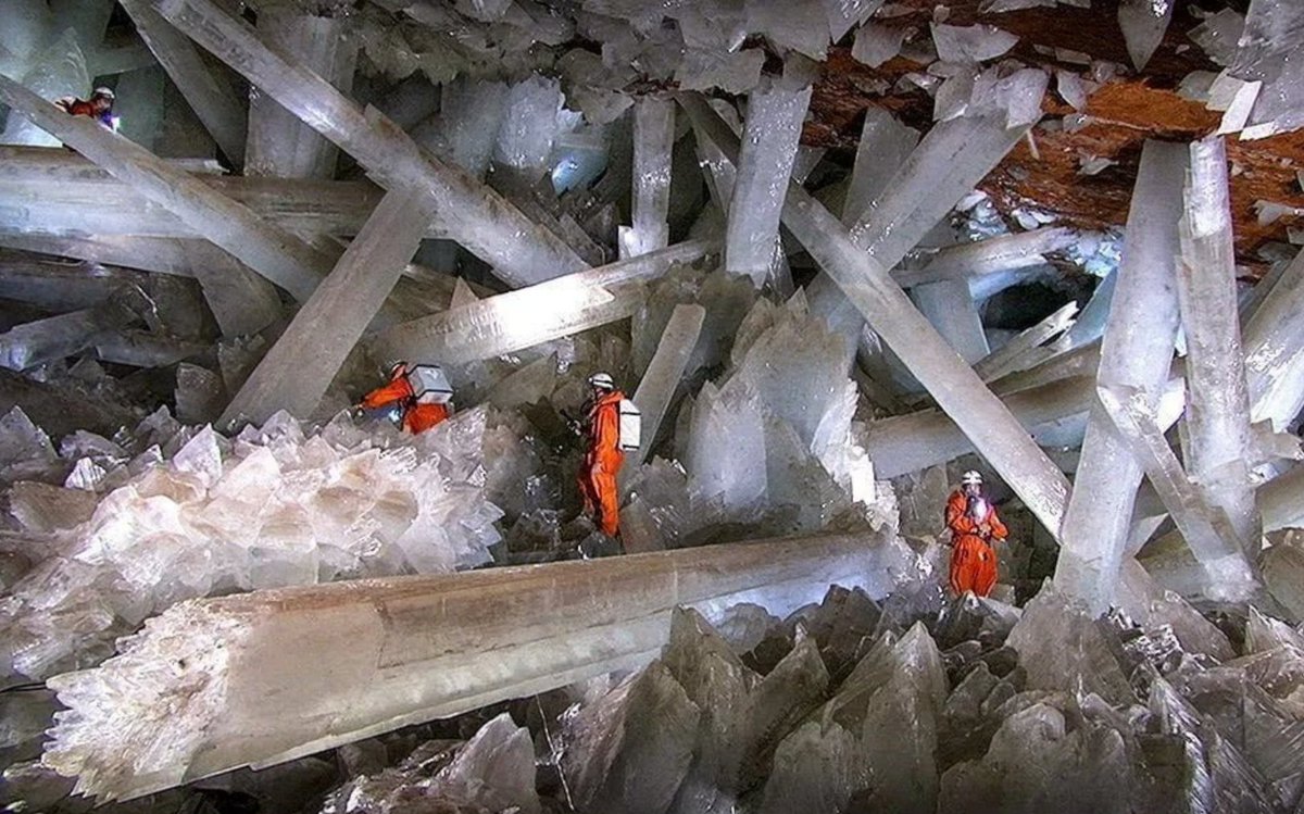 “巨型水晶洞”，位于墨西哥奇瓦瓦州奈卡，与奈卡矿井相连，深度达 300 米