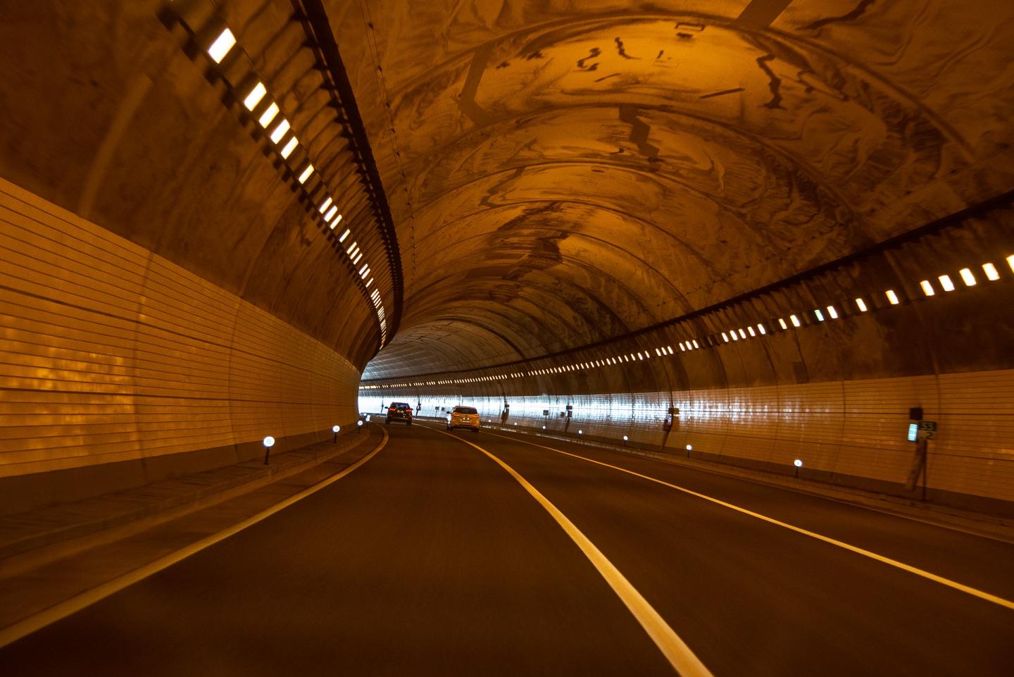 隧道为什么要修成弯的？