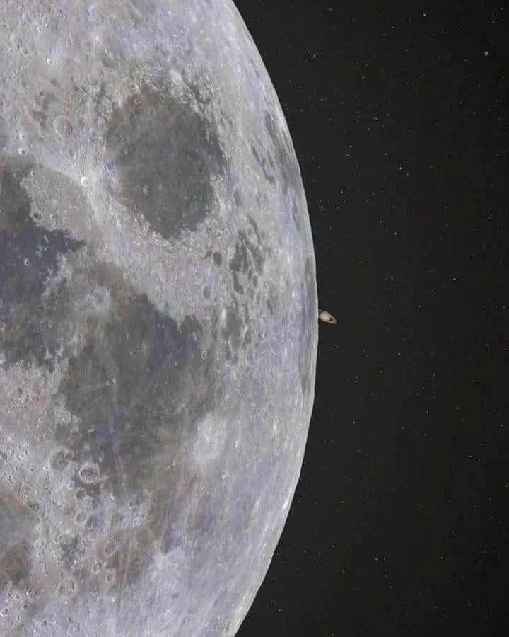 月球后面的土星和土星后面的月亮